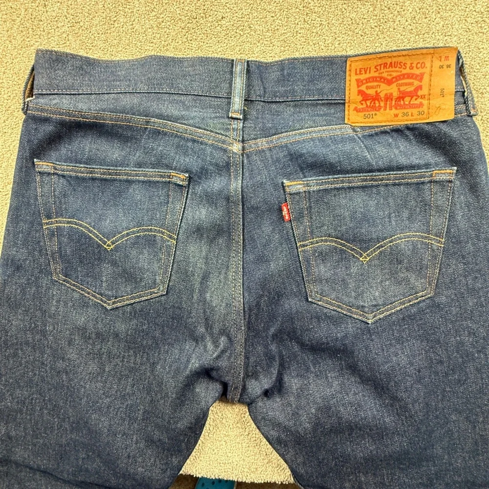 Levis 501 Original Fit Jeans Mens 36x30 Dark Indigo Blue Button Fly Straight Leg